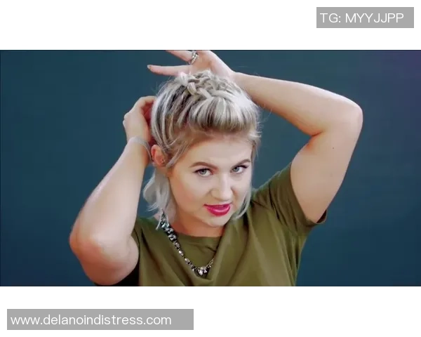 紫色头发的足球女星闪耀赛场展现独特风格与魅力 紫色头发的足球女星闪耀赛场展现独特风格与魅力