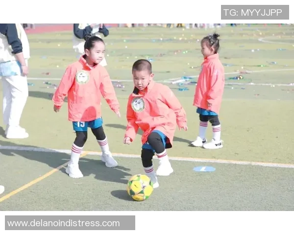 足球明星与儿童的快乐时光精彩瞬间分享 足球明星与儿童的快乐时光精彩瞬间分享