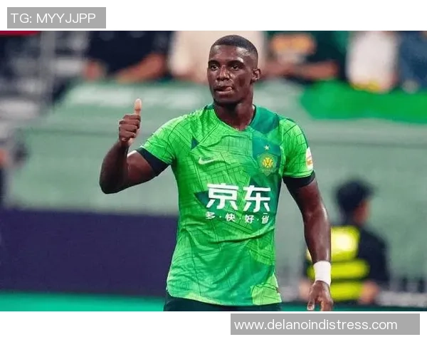 足球明星双手碰拳展现团结精神激励年轻球员追逐梦想 足球明星双手碰拳展现团结精神激励年轻球员追逐梦想