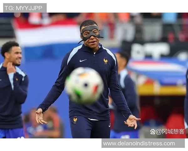 足球明星在草坪上演绎滑铲绝技展现惊人技巧与团队精神 足球明星在草坪上演绎滑铲绝技展现惊人技巧与团队精神